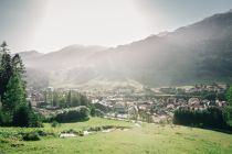 St. Anton erleuchtet - Das Dorf liegt sonnenverwöhnt am Arlberg. • © TVB St. Anton am Arlberg_West Werbeagentur, Alexandra Genewein